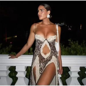 Dettagli dell'abito leopardato con pizzo raffinato e sexy spacchi laterali profondi