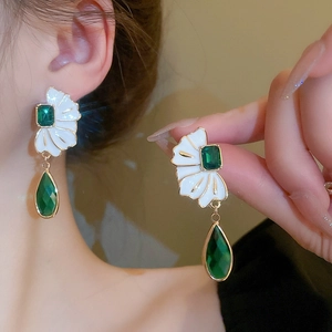 Boucles d'oreilles vintage dorées avec éventails blancs et pierres vertes en goutte