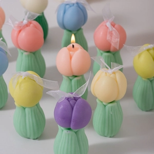 Detalle macro de vela perfumada con forma de tulipán con pétalos y base verde
