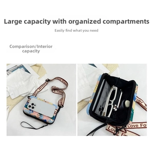 Vue détaillée du sac bandoulière montrant les compartiments de rangement intérieurs