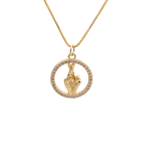 Collana geometrica dorata con ciondolo a dita incrociate e accenti in zircone