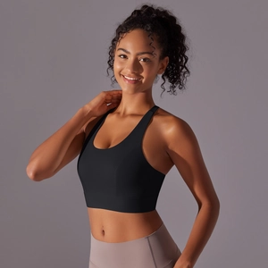 Détail d'un soutien-gorge de sport noir sans couture avec large bande élastique