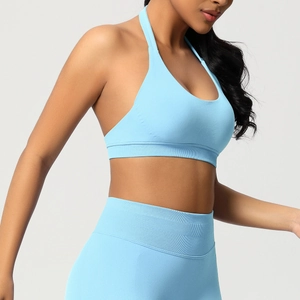 Vue latérale de l'ensemble brassière de sport dos nu et legging de yoga bleu ciel sans couture