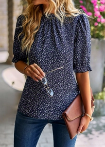 Détail de chemise à fleurs bleu marine avec manches pétales et col montant chic