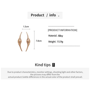 Rose gold curved alloy earring details with measurements of 7.8cm length and 1.5cm width
