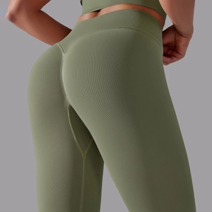 Detailansicht der olivgrünen nahtlosen Ripp-Yogahose mit hohem Bund und Push-up-Effekt am Po