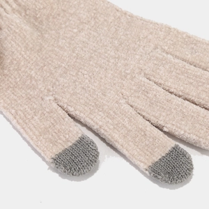 Détail de gants en tricot beige avec fonction tactile et texture douce en chenille