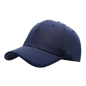 Berretto da baseball blu navy minimalista in tessuto twill visto da un angolo di 45 gradi