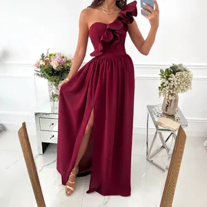 Ärmelloses bordeauxrotes One-Shoulder-Maxikleid mit Rüschen und hohem Beinschlitz