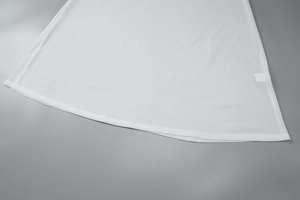 Dettaglio ravvicinato della trama in tessuto bianco a coste e bordo del vestito