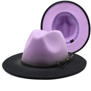 Dettaglio di cappello Fedora in lana bicolore viola e nero con corda intrecciata