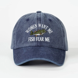 Détail de la broderie sur une casquette en jean bleu marine délavé avec graphique