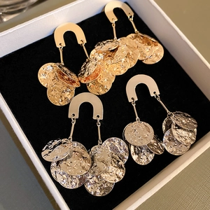 Retro U-shaped hammered metal sequin drop earrings in gold and silver finish