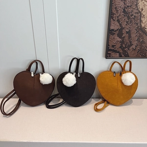 Drei herzförmige Crossbody-Taschen aus mattem Leder in Dunkelbraun Schwarz und Ingwer