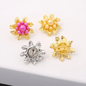 Elegant snowflake pearl brooch set with gold base and pink pearl details