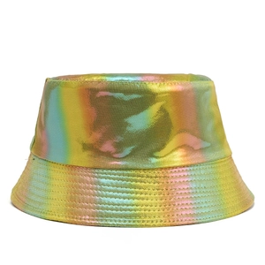 Gros plan du chapeau bob holographique arc-en-ciel avec finition métallique et coutures