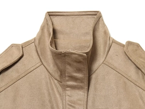 Détail de veste en daim kaki avec col montant et pattes d'épaule décoratives élégantes
