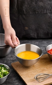 Detailansicht der Edelstahl-Rührschüssel mit Griff für Eier und Salate