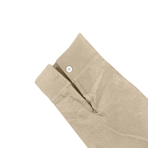 Dettaglio del polsino della camicia in lino beige chiaro con tessuto traspirante e bottone
