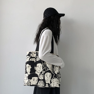 Dettaglio della borsa tote in tela con stampa artistica di viso disegnato a mano in bianco e nero