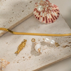 Collana a serpente dorata in acciaio inox con ciondoli a forma di conchiglia e pesce
