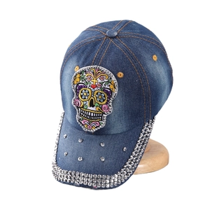 Casquette en jean bleu avec broderie tête de mort colorée et strass argentés brillants