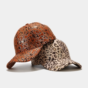 Berretti da baseball leopardati con trama metallica dorata e visiera curva in due colori
