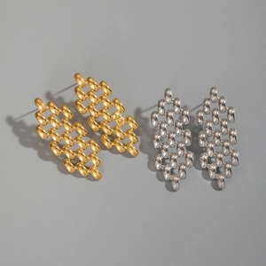 Détail de boucles d'oreilles clous géométriques tressées en doré et argenté