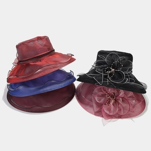 Détails de chapeaux de soleil en organza élégants avec fleurs faites main et perles