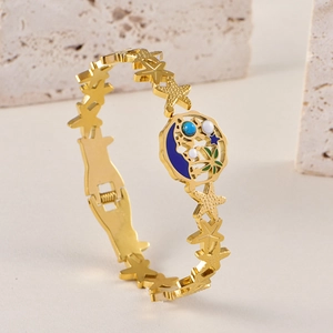 Bracelet étoile de mer doré avec pendentif lune et palmier sur socle en pierre