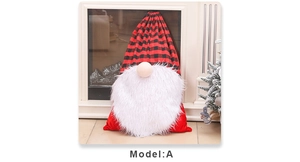 Détail du sac cadeau de Noël avec bonnet à carreaux rouge noir et barbe douce