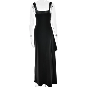 Détail du dos d'une robe de soirée noire présentant un design dos nu élégant et sensuel