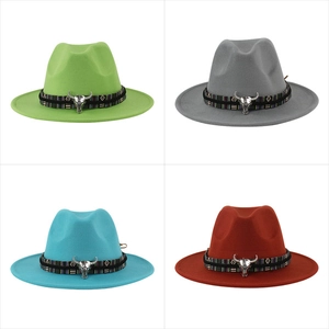 Dettaglio di cappelli fedora in lana in quattro colori con fasce etniche e teschio