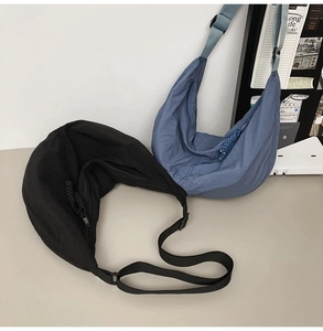 Détail de sacs bandoulière en nylon noir et bleu avec bandoulières réglables