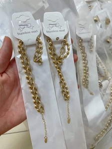 Emballage de gros de bracelets chaîne en acier inoxydable doré avec fermoir mousqueton