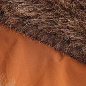 Détail du col en fausse fourrure marron et tissu caramel texturé sur robe moulante