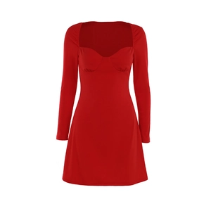 Robe courte rouge à manches longues avec décolleté en cœur et coupe ajustée