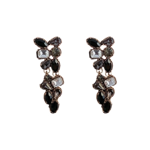 Boucles d'oreilles vintage avec cristaux sombres et strass anciens sur fond blanc pur