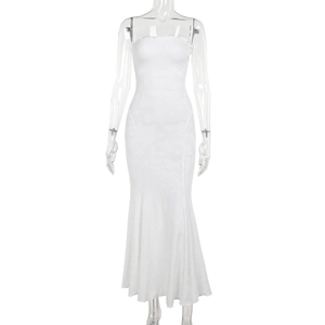 Details des weißen Jacquard-Satin-Maxikleids mit Blumenmuster und Meerjungfrau-Schnitt