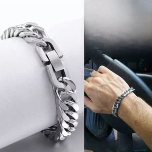 Dettaglio del bracciale a catena cubana in acciaio inossidabile argento con chiusura a scatto
