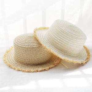 Chapeaux canotiers en paille beige et marron avec bords effilochés pour protection solaire d'été