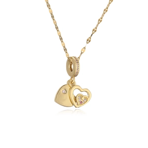 Detail der goldene Herzanhänger mit rosa Zirkonia und Doppelherz-Design auf eleganter Kette