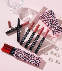 Matite labbra opache in confezione leopardata con accessori in cristallo e sfondo rosa