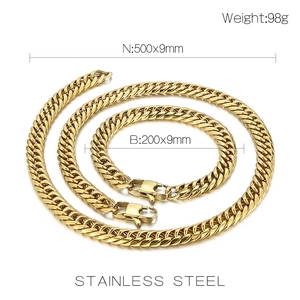 Dettaglio del set collana e bracciale a catena in acciaio inossidabile dorato su bianco