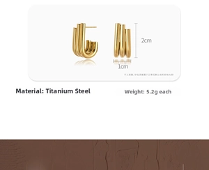 Detail of 2cm gold titanium steel U-shaped earrings with multi-wire design and 5.2g weight