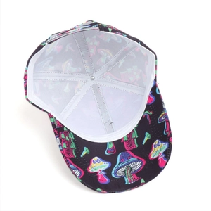 Détail de l'intérieur de la casquette avec doublure en maille et motif champignon