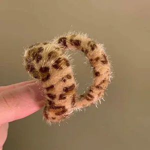Pinza per capelli in finta pelliccia leopardata con morbida trama pelosa invernale