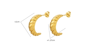 Detailaufnahme goldene Spiral-Ohrringe mit den Maßen 2 cm x 1,37 cm auf weißem Grund