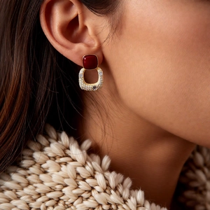 Gros plan de boucles d'oreilles vintage rouges avec placage or 18K et micro-pavage scintillant