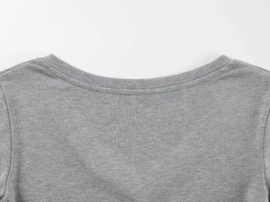 Détail de la texture en maille de modal gris et couture de haute qualité du col rond